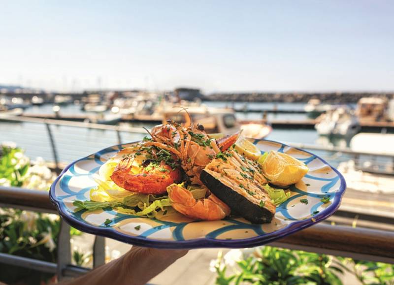 Pescado a las finas hierbas marítimas